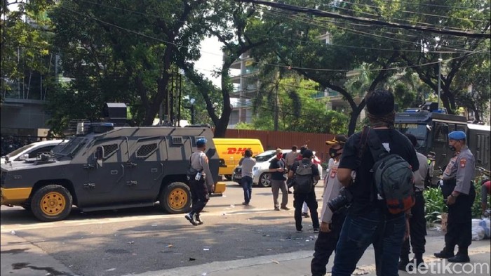 Polisi Bubarkan Demo Pekerja Hiburan Malam di Depan Gedung DPRD DKI