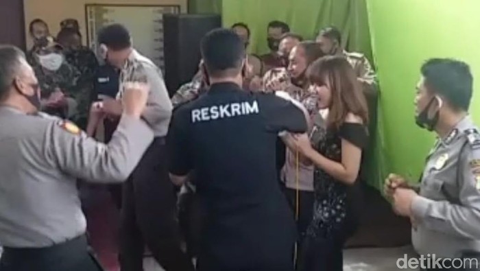 Polisi Dangdutan di Polsek Gondang Tulungagung saat pisah sambut kapolsek lama dengan yang baru