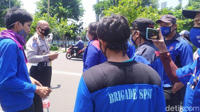 Polisi mencegat massa buruh yang hendak ke depan gedung DPR