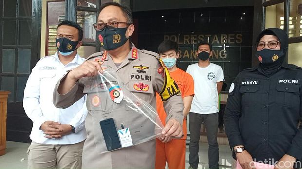 Pemuda Bandung berinisial KWS (19) diamankan polisi gegara unggahan sebut Masjid Persatuan Islam (Persis) di Bandung memutar musik DJ dan tak berakhlak.