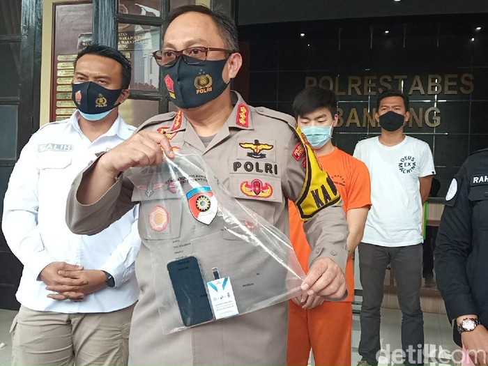 Pemuda Bandung berinisial KWS (19) diamankan polisi gegara unggahan sebut Masjid Persatuan Islam (Persis) di Bandung memutar musik DJ dan tak berakhlak.