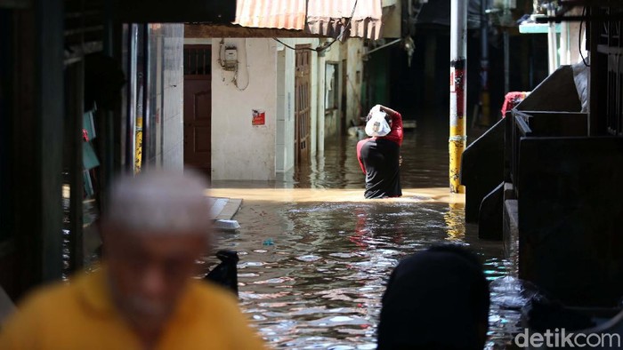 Banjir merendam kawasan pemukiman di Kebon Pala, Kelurahan Kampung Melayu, Jatinegara, Jakarta. Banjir ini disebabkan luapan Kali Ciliwung.
