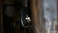 Warga memilih bertahan di rumah mereka.
