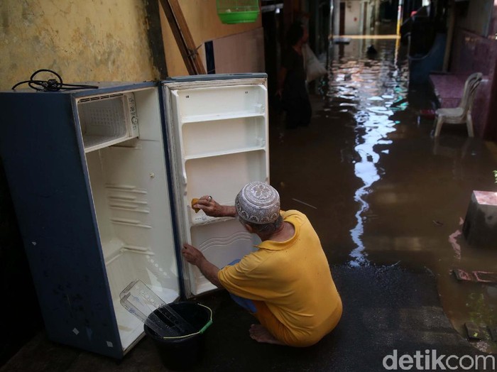 Banjir merendam kawasan pemukiman di Kebon Pala, Kelurahan Kampung Melayu, Jatinegara, Jakarta. Banjir ini disebabkan luapan Kali Ciliwung.