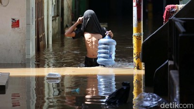 Potret Banjir di Kebon Pala Akibat Luapan Sungai Ciliwung