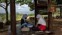 Sejak pertengahan Maret 2020, sebagian besar sekolah ditutup untuk mencegah penyebaran virus Corona kepada para generasi muda.  