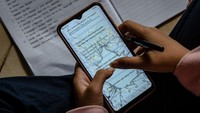 Para siswa pun akhirnya terpaksa menekuni proses belajar mengajar melalui sejumlah alat komunikasi yang dimilikinya.  