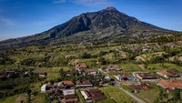 Para siswa dari Desa Senden, yang terletak di kaki Gunung Merapi dan Merbabu, Selo, Boyolali, Jawa Tengah, tak bisa melaksanakan pembelajaran jarak jauh secara daring karena koneksi internet di wilayah tersebut tak cukup bagus.  