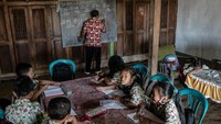 Di pedesaan, banyak orang tua yang mengaku tak mampu mendampingi anak-anak mereka belajar daring.  