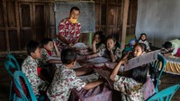 Di Kabupaten Boyolali, sebanyak 1.492 sekolah ditutup sejak pertengahan Maret 2020 untuk mencegah meluasnya penyebaran COVID-19.  
