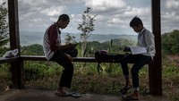 Pandemi COVID-19 telah berhasil merubah sistem kegiatan belajar mengajar tatap muka menjadi belajar jarak jauh secara daring.  