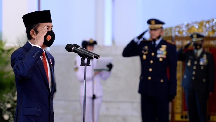 Presiden Jokowi menjadi inspektur upacara di HUT ke-75 TNI. Upacara digelar secara virtual dari Istana Negara, Jakarta.
