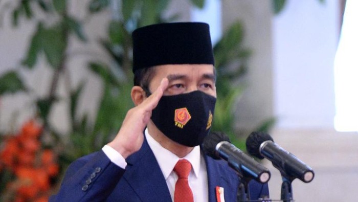 Presiden Jokowi menjadi inspektur upacara di HUT ke-75 TNI. Upacara digelar secara virtual dari Istana Negara, Jakarta.