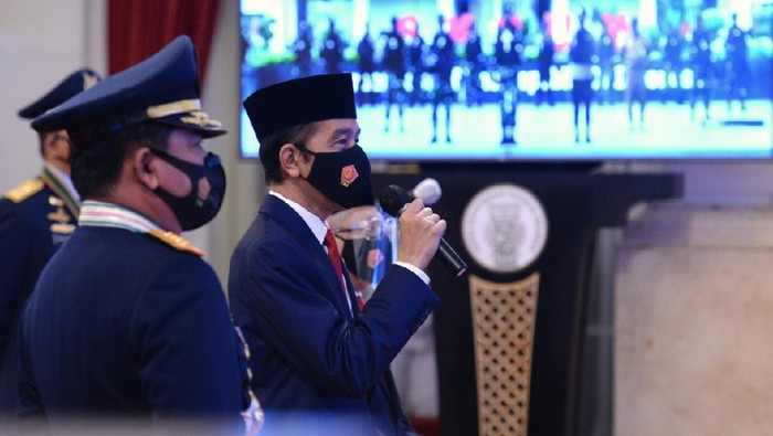 Presiden Jokowi menjadi inspektur upacara di HUT ke-75 TNI. Upacara digelar secara virtual dari Istana Negara, Jakarta.