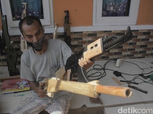 Terinspirasi Game PUBG, Pria Sumedang Sukses Bisnis Replika Senjata Kayu
