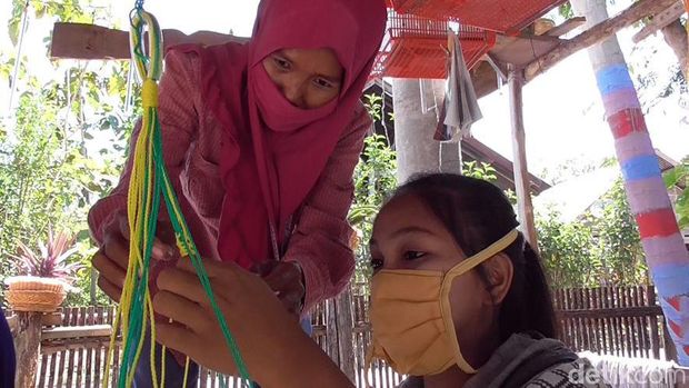 Risma Sakir (36), warga Polman yang rela menyisihkan penghasilannya demi membantu warga terdampak pandemi