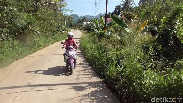 Risma Sakir (36), warga Polman yang rela menyisihkan penghasilannya demi membantu warga terdampak pandemi