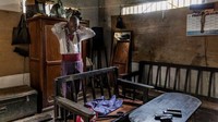 Diketahui, Kongo merupakan salah satu negara di Afrika yang hingga kini masih terus berupaya menanggulangi persoalan kemiskinan di negaranya. Kehadiran Society of Ambience-Makers and Elegant People (Sape) dimana anggota-anggotanya berpakaian parlente dengan beragam merek terkenal dunia cukup menarik perhatian publik maupun dunia. Istimewa/Dok. Tariq Zaidi via BBC Indonesia.