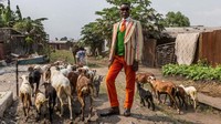 Kebiasaan mengenakan pakaian necis dan parlente dari berbagai merek-merek terkenal tersebut menjadi salah satu upaya mereka untuk melupakan masalah. Istimewa/Dok. Tariq Zaidi via BBC Indonesia.