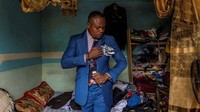 Para anggota Sape ini pun dikenal dengan sebutan sapeur bagi pria dan sapeuses bagi perempuan yang bergabung dalam komunitas tersebut. Istimewa/Dok. Tariq Zaidi via BBC Indonesia.