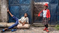 Tak heran terkadang para anggotanya turut serta mengajak anggota keluargannya yang lain juga untuk bergabung menjadi bagian kelompok tersebut. Salah satunya Israell Mbona (kanan) yang sudah menjadi sapeur selama tiga tahun. Meskipun masih berusia bocah, sarung yang digunakan ini berasal dari Skotlandia dan sepatunya, bermerek Versace. Istimewa/Dok. Tariq Zaidi via BBC Indonesia.