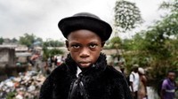 Selain Mbona, Natan yang merupakan anak dari seorang sapeur ternama juga turut menjadi sapeur. Ia pun disebut mewakili gaya berbusana dari generasi baru. Istimewa/Dok. Tariq Zaidi via BBC Indonesia.