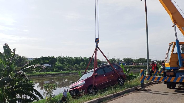 Sebuah mobil terperosok ke Kali BKT Cakung, Jakarta Timur