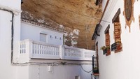 Semua rumah di kota ini memang sengaja di cat berwarna putih. 