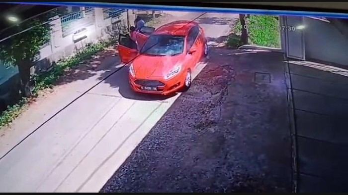 Tangkapan layar mobil terbakar dan keluarkan kepulan asap, Senin (5/10/2020)