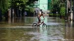 Tergenang Gegara Hujan, Kemang Selatan Jadi Kolam Renang Dadakan