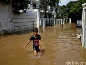 Waspada Bencana Alam Lain, Ingat Jaga Jarak di Pengungsian