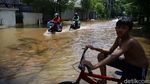 Tergenang Gegara Hujan, Kemang Selatan Jadi Kolam Renang Dadakan