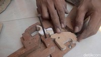 Senjata yang sudah ia buat di antaranya seperti AK 47, Revolver, dan sniper. Kini ia tengah mengerjakan jenis senjata shotgun.
