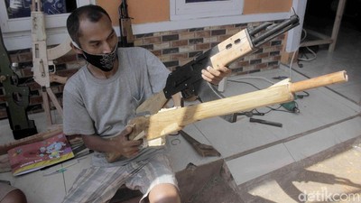 Terinspirasi PUBG, Pria di Sumedang Bikin Replika Senjata dari Kayu