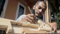 Senjata kayu buatan Yaya ini bisa menembak dengan jarak dua sampai tiga meter, dan peluru yang digunakan berupa karet gelang yang disangkutkan pada kail yang sudah di pasang.