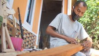 Menurutnya, pembuatan satu senjata mainan ini bisa memakan waktu hingga 3 sampai 5 hari tergantung tingkat kesulitan dan waktunya luang yang ia punya.