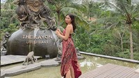 Ada beberapa fasilitas yang ditawarkan hotel ini. salah satunya yang paling populer adalah Canyon Jetty, area makan dengan pemandangan sungai dan pepohonan yang sejuk di pinggir tebing. Ada pula kolam renang berkonsep infinity pool dan spa (Instagram/@thekayonresort)