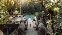The Kayon Resort dinobatkan sebagai Best Romantic Hotel in the World berdasarkan pilihan para traveler di Tripadvisor. Predikat ini mereka dapat pada 2010 dan beberapa kali masuk sebagai Top 25 untuk kategori Hotels for Romance (Instagram/@thekayonresort)