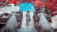 Saat bertemu dengan pemilik The Kayon Resort yang merupakan sepasang suami-istri, Ashanty pun mengutarakan niatnya untuk kerja sama. Kemudian di akhir video dia dan Anang mengatakan kalau mereka sudah sampai pada tahap sepakat (Instagram/@ashanty_ash)
