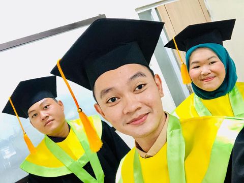 Ada ada Saja Mahasiswa Ini Viral karena Wisuda Sambil Ada ada Saja Mahasiswa Ini Viral karena Wisuda Sambil