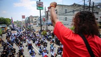 Pemblokiran jalan itu dilakukan lantaran buruh yang hendak bertolak ke gedung DPR, Jakarta, guna mengikuti aksi menggagalkan pembahasan RUU Ciptaker, diadang aparat.