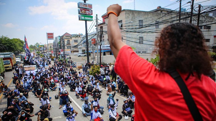 Ratusan buruh berunjuk rasa di kawasan Jatiuwung, Kota Tangerang, Banten, Senin (5/10/2020). Dalam aksinya mereka menolak omnibus law dan mengancam akan melakukan mogok kerja pada 6-8 Oktober 2020. ANTARA FOTO/Fauzan/wsj.