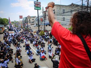 Antisipasi Demo Buruh di DPR, Aparat Polisi Berjaga-jaga di Perbatasan