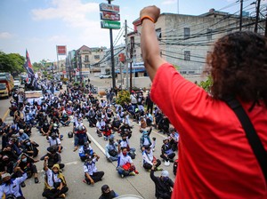 Antisipasi Demo Buruh di DPR, Aparat Polisi Berjaga-jaga di Perbatasan