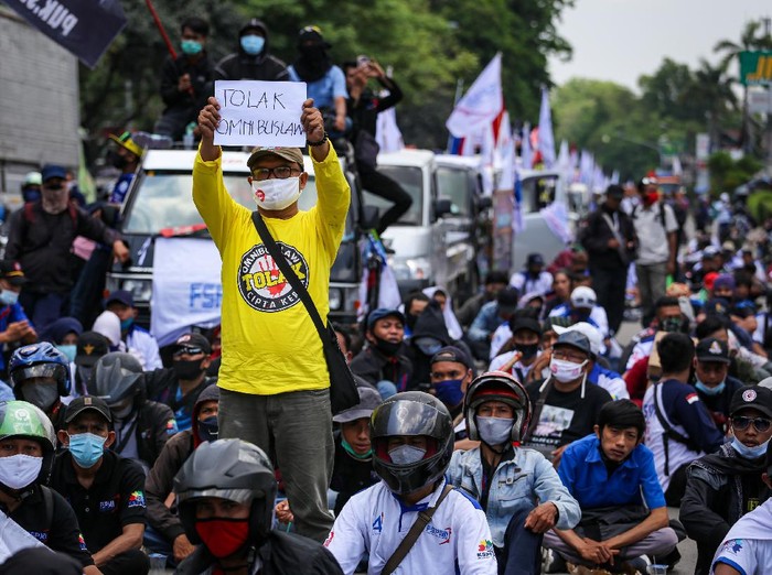 Ratusan buruh berunjuk rasa di kawasan Jatiuwung, Kota Tangerang, Banten, Senin (5/10/2020). Dalam aksinya mereka menolak omnibus law dan mengancam akan melakukan mogok kerja pada 6-8 Oktober 2020. ANTARA FOTO/Fauzan/wsj.