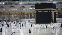Pemerintah Arab Saudi mulai 4 Oktober 2020 kembali mengizinkan umat Islam untuk melaksanakan ibadah umroh di Masjidil Haram, Makkah. Untuk bisa melaksanakan ibadah umroh tersebut, umat Islam terlebih dulu harus mendaftar melalui aplikasi EatMarna. (Saudi Ministry of Hajj and Umrah via AP)