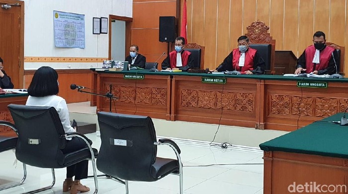 Vanessa Angel memberikan keterangan dalam lanjutan sidang kepemilikan pil xanax di PN Jakbar. Dia mengaku mengkonsumsi pil xanax di dalam sel tahanan di Surabaya. (Isal Mawardi/detikcom)
