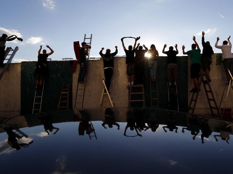 Warga Ceko Rela Panjat Tembok Pakai Tangga buat Nonton Bola