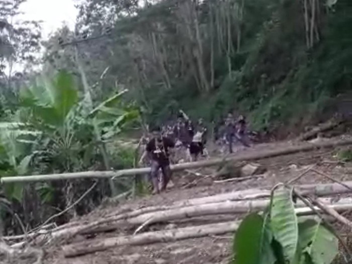 Warga melakukan normalisasi titik longsor dengan alat seadanya.