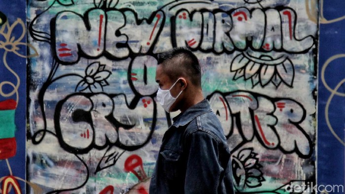 Warna-warni Mural Corona di Kawasan Sunter Jaya Mural terkait pencegahan virus Corona menghiasi kawasan Sunter Jaya. Murl itu diketahui dibuat untuk mengajak warga mematuhi protokol kesehatan.